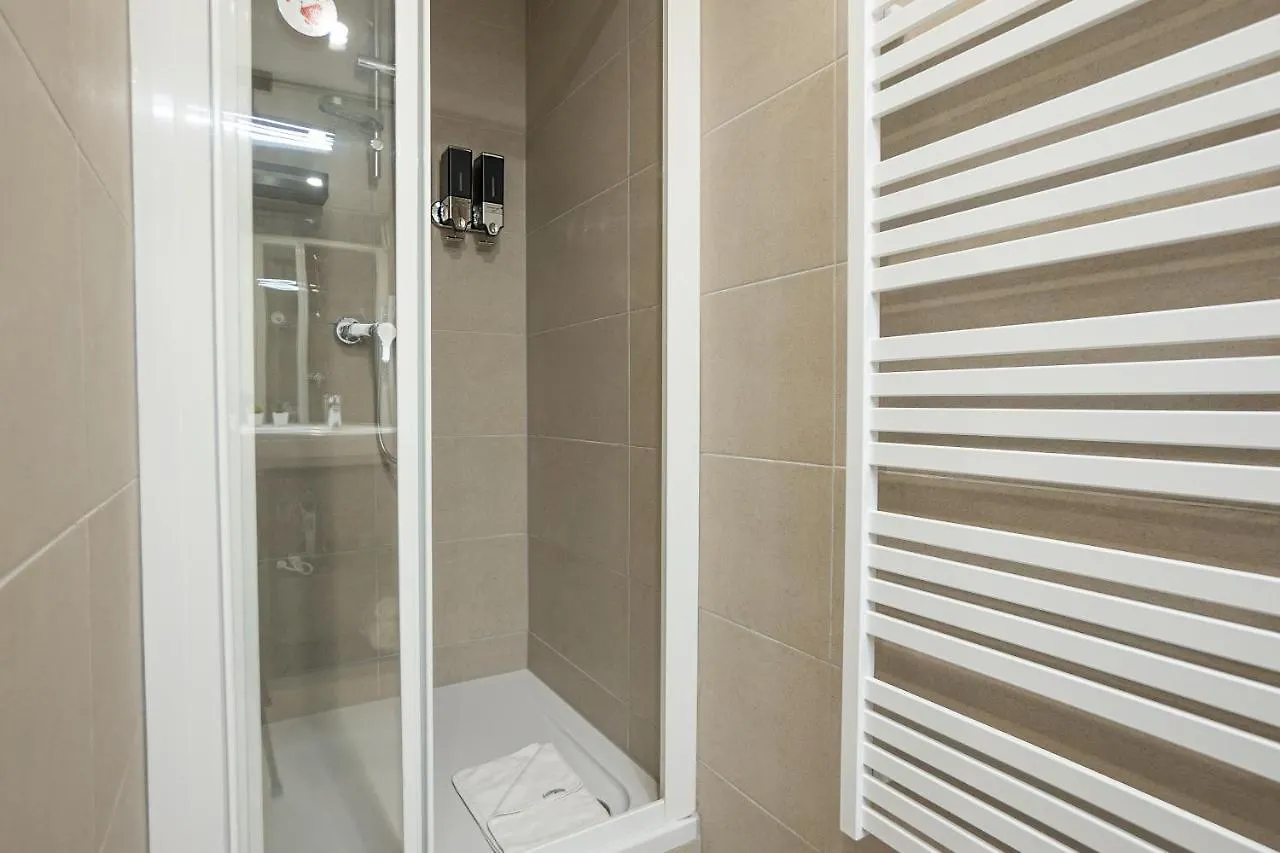 Central 2-Room Apartment With A Terrace Viena 0*,  Austria