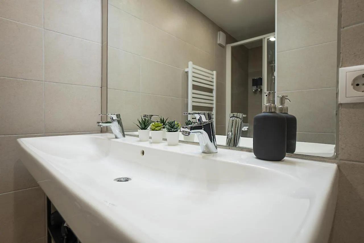 Central 2-Room Apartment With A Terrace Viena 0*,